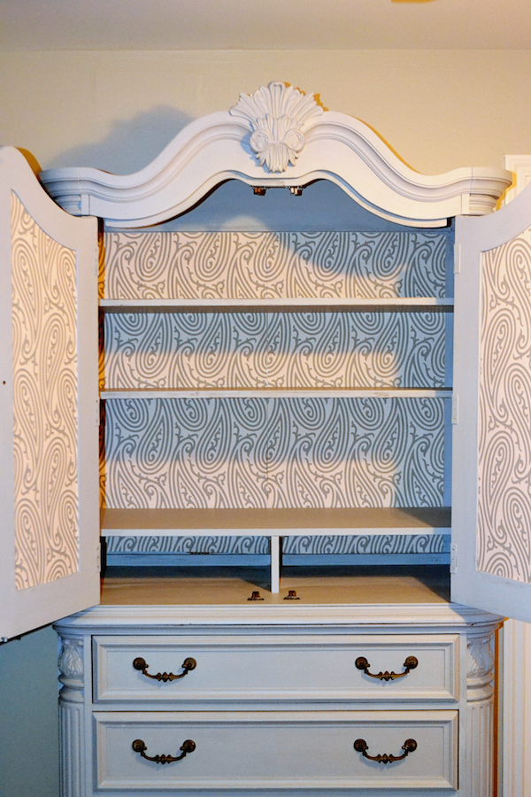 Armoire with wallpaper inside_6