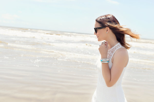 how to style a white dress for a day on the beach