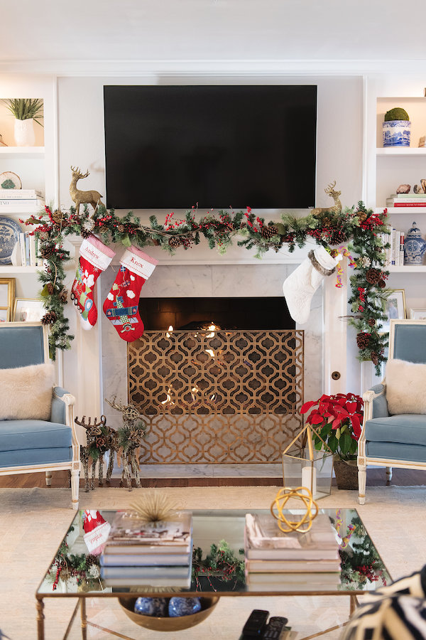 christmas-mantle-decorations-and-stockings