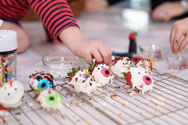 House of Harper Halloween Treats! We decorate strawberries and make a delicious and easy monster mix.